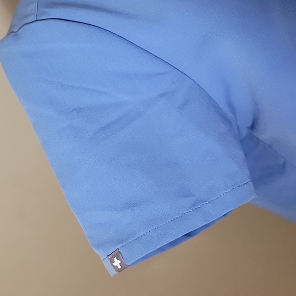 Figs Set Catarina One-Pocket Scrub Top / Zamora Jogger Scrub Pants - Picture 9 of 13